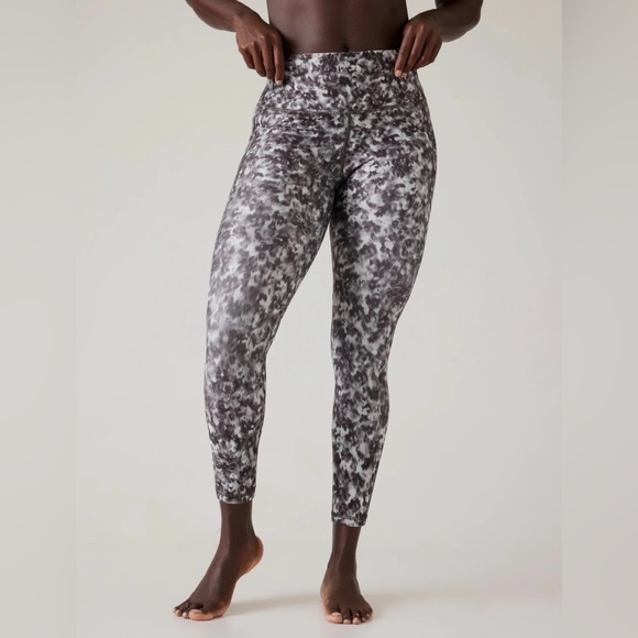 Athleta Pants - Athleta Salutation Stash 7/8 Tight